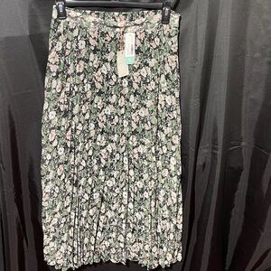 Skies Are Blue Floral Pleated Skirt in Green and Cream